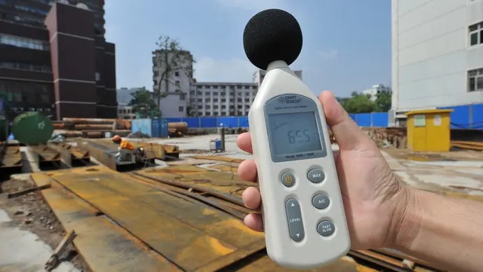 1/4城市睡在(zài)噪音裏 噪聲汙染豈能成治汙盲(máng)點